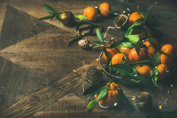 Mandarinas frescas, decoraciones y guirnaldas — Foto de Stock