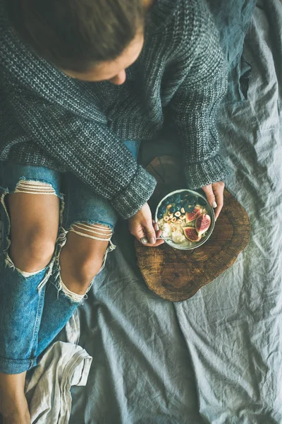 Woman eating rice coconut porridge — Stock Photo, Image