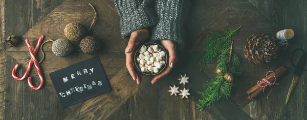 Donna in possesso di tazza di cioccolata calda — Foto Stock