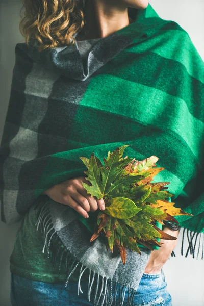 Frau mit Herbstblättern — Stockfoto