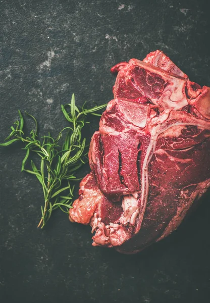 Viande de bœuf crue t-os steaks — Photo