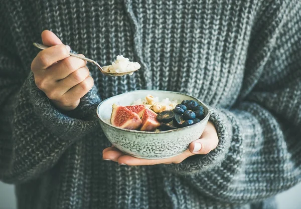 Wanita makan bubur kelapa beras — Stok Foto