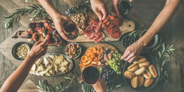 Vrienden eten en drinken samen — Stockfoto