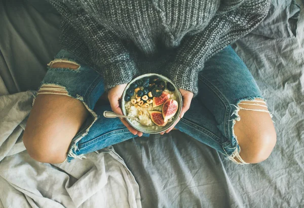 Gezond vegetarisch ontbijt op bed — Stockfoto