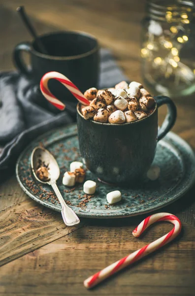 Рождественский горячий шоколад с зефиром — стоковое фото