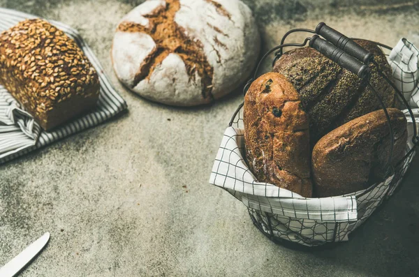 Verschiedene Brotlaibe — Stockfoto