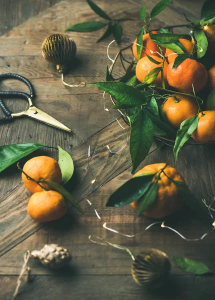 Fresh tangerines, decoration toys — Stock Photo, Image