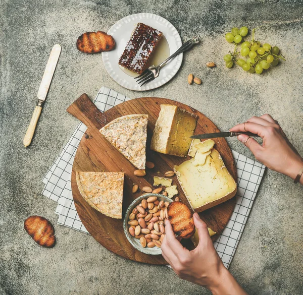 Piatto di formaggio con mani femminili — Foto Stock