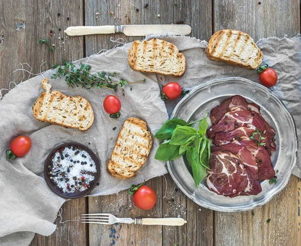 Viande fumée dans une assiette vintage argentée — Photo