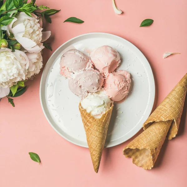 Helado de fresa y coco —  Fotos de Stock