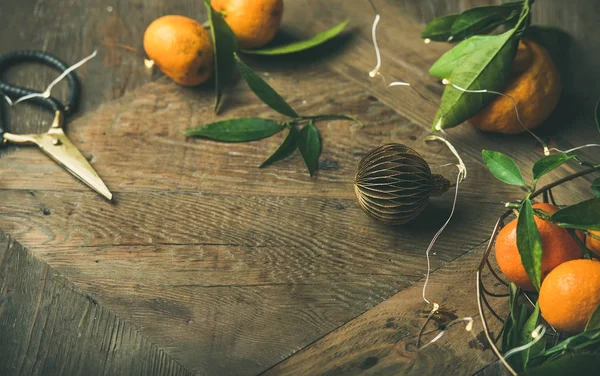 Frische Mandarinen mit Dekorationsspielzeug — Stockfoto