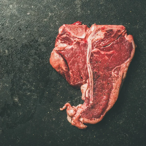 Свіже сире м'ясо яловичини — стокове фото