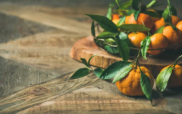 Fresh tangerines with leaves — Stock Photo, Image