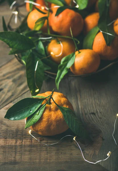 Fresh tangerines with leaves — Stock Photo, Image