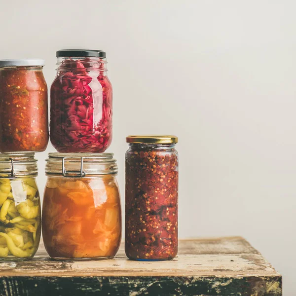 Ingemaakte of gefermenteerde groenten in potten — Stockfoto