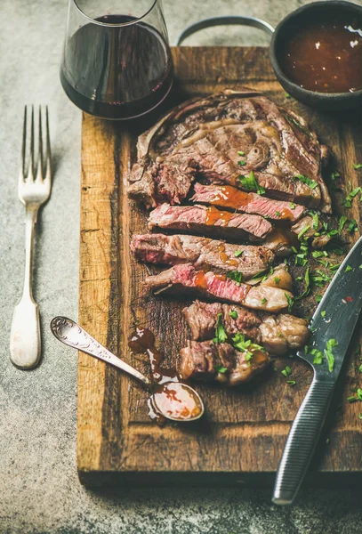 Filete de ternera a la parrilla medio raro ribeye —  Fotos de Stock