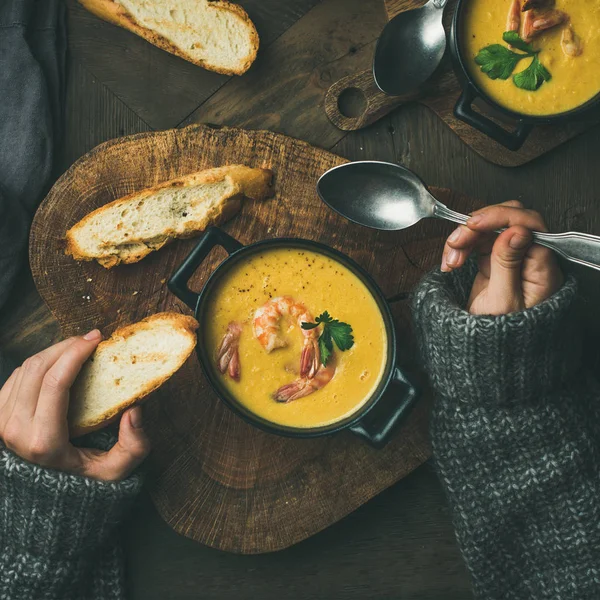 Mulher comendo sopa de milho — Fotografia de Stock