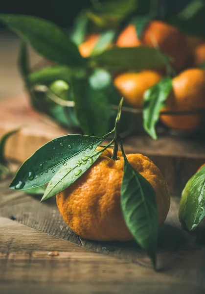 Fresh tangerine with leaves — Stock Photo, Image