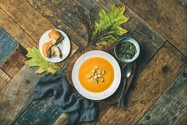 Pemanasan sup krim labu — Stok Foto
