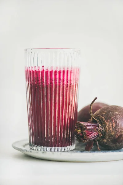 Smoothie desintoxicação beterraba em vidro — Fotografia de Stock