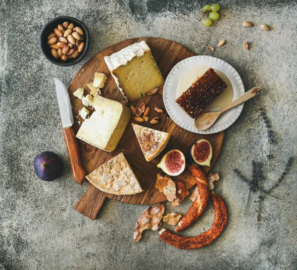 Platter with cheese assortment — Stock Photo, Image