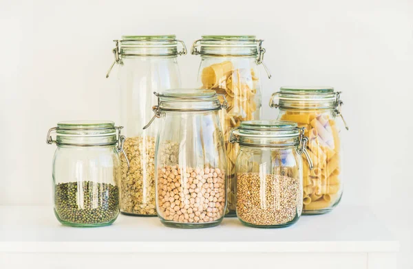 Vários cereais crus, grãos, feijões e massas — Fotografia de Stock