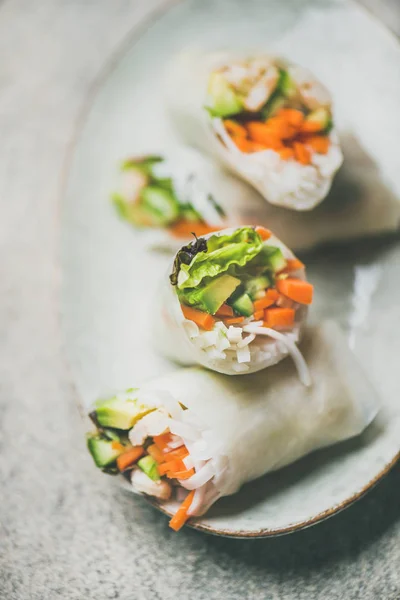 Garnalen en fruit Tachopapierrollen rijst — Stockfoto