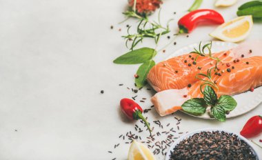 Çiğ çiğ somon biftek 