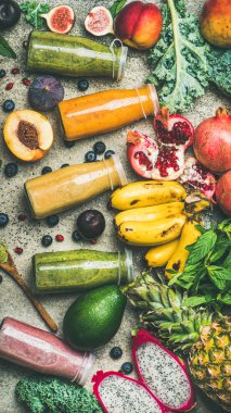 Renkli smoothies şişelerde 