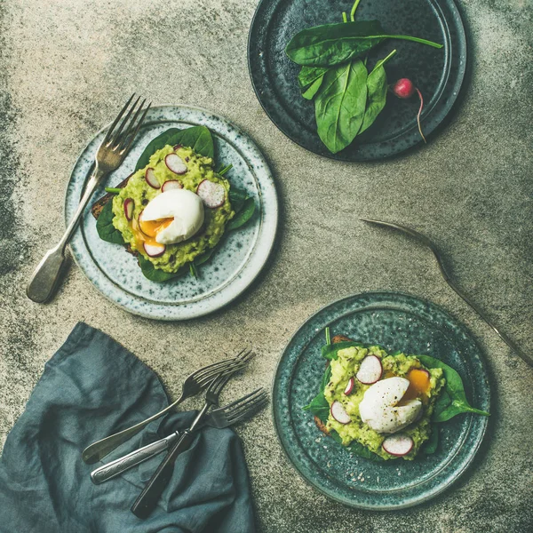 Healthy vegetarian avocado toasts — Stock Photo, Image