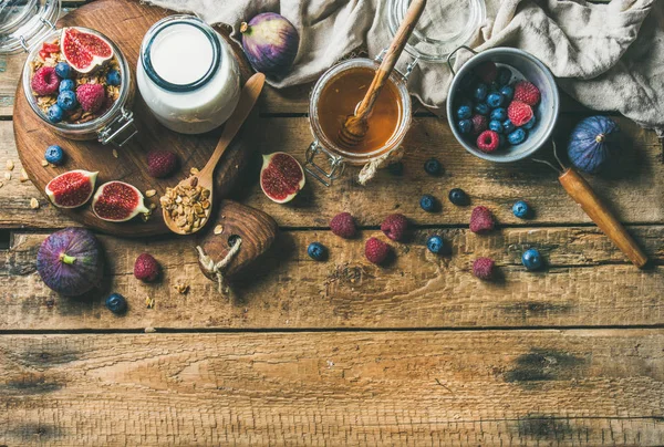 Vegetarian breakfast with Oatmeal granola — Stock Photo, Image