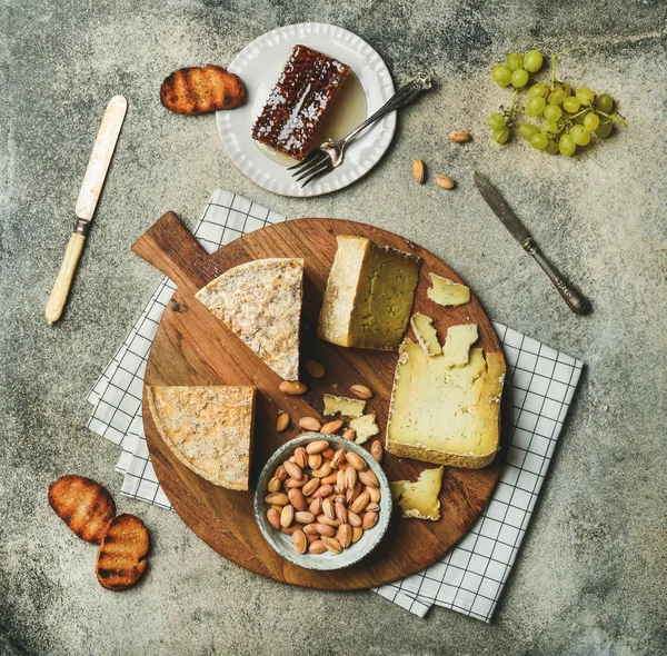 Peynir ürün çeşitliliği ile Peynir tabağı — Stok fotoğraf
