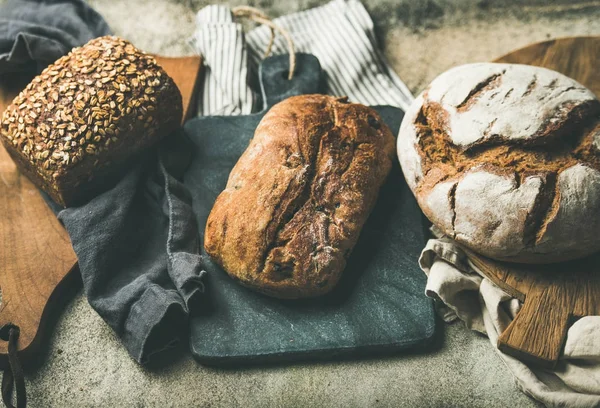 Různé bochníky chleba — Stock fotografie