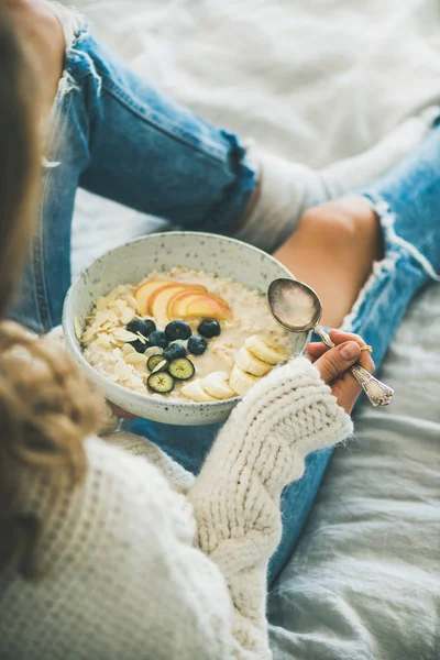 Desayuno saludable de invierno en la cama — Foto de Stock