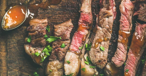 Жареный стейк из говядины — стоковое фото