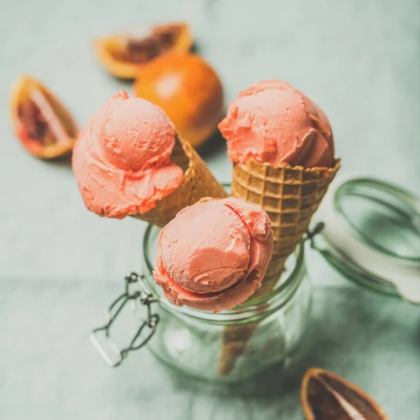 Кровавое оранжевое мороженое — стоковое фото
