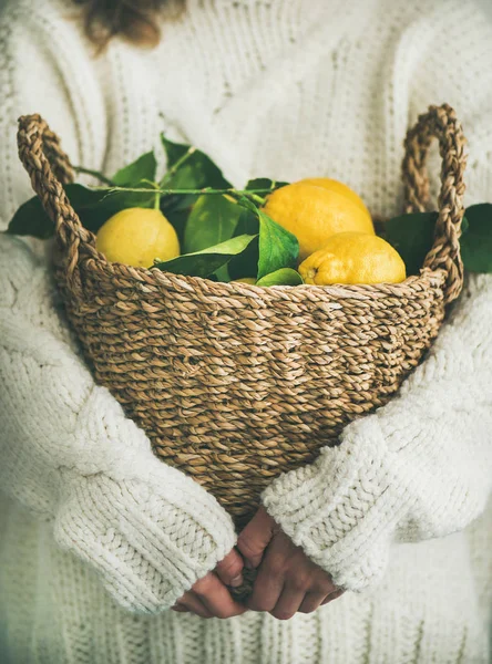 Basket of freshly picked lemons — Stock Photo, Image