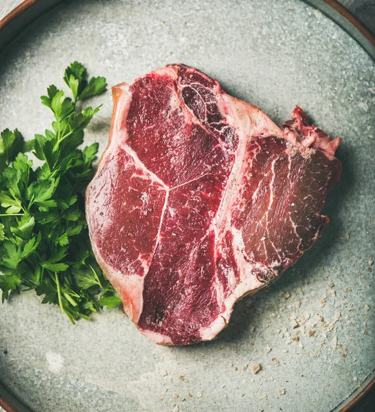 E surové hovězí steak — Stock fotografie