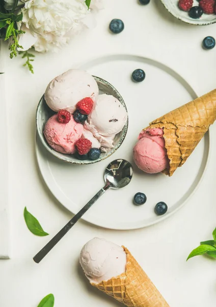 Strawberry and coconut ice cream — Stock Photo, Image