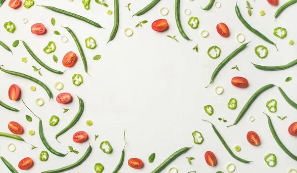 Fatias de legumes sobre branco — Fotografia de Stock