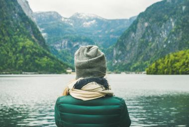 Kadın yolcunun dağ gölü ayakta