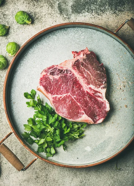 Raw uncooked beef steak — Stock Photo, Image