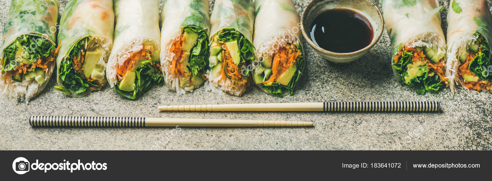 rotoli di carta di riso primavera vegan — Foto Stock © sonyakamoz ... rotoli di carta di riso primavera vegan — Foto Stock © sonyakamoz ...