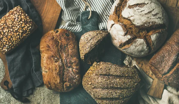 Verschiedene Brotlaibe — Stockfoto