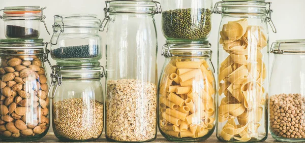 Cereais não cozidos, grãos, feijões e massas — Fotografia de Stock