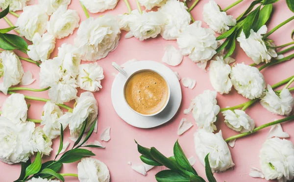 一杯咖啡和鲜花 — 图库照片