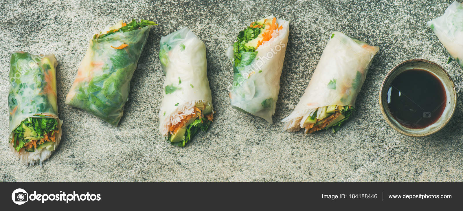 rotoli di carta di riso primavera vegan — Foto Stock © sonyakamoz ... rotoli di carta di riso primavera vegan — Foto Stock © sonyakamoz ...