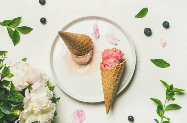 Ice cream scoops and peonies — Stock Photo, Image