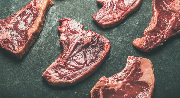 Syrové hovězí maso steak škrty — Stock fotografie