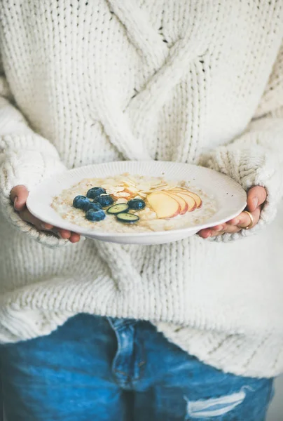 Desayuno Saludable Invierno Cama Mujer Suéter Lana Vaqueros Sosteniendo Plato — Foto de Stock